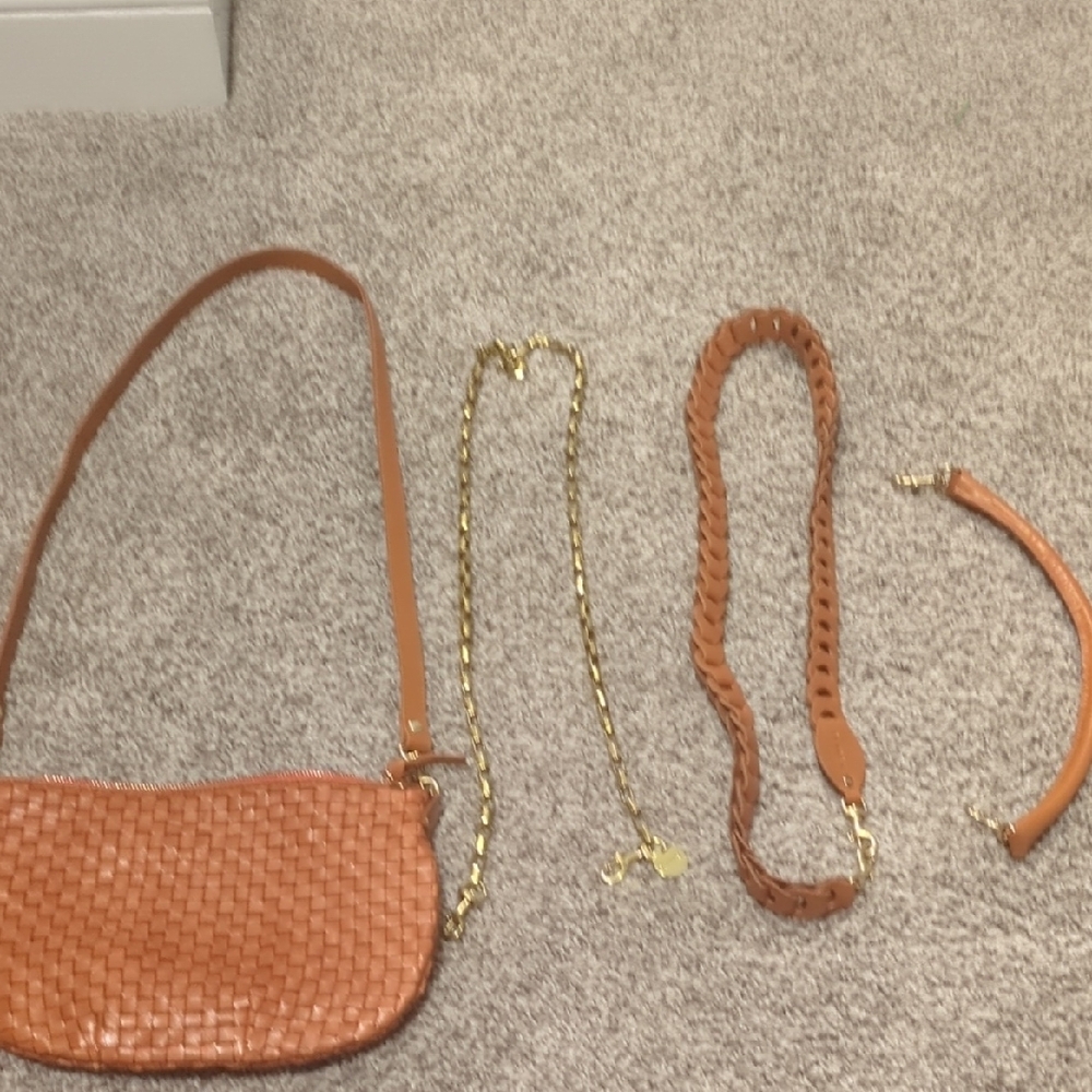 Clare v. Moyen Messenger Petite - Picture 2 of 8